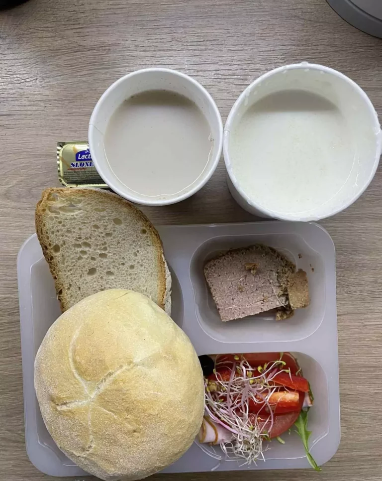 Śniadanie: dieta podstawowa (Chorzów, Sosnowiec) 
Zupa mleczna z płatkami gryczanymi – kawa zbożowa – chleb śląski – kajzerka – margaryna – pasztet z kurczaka pieczony – szynka biała – papryka – sałata – pomidor – ogórek – kiełki – oliwki 
A: GLU, JAJ, SOJ, MLE, SEL, GOR 
