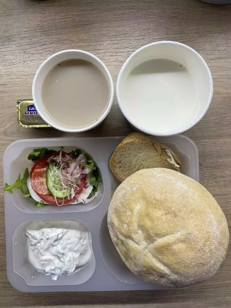 Śniadanie: dieta podstawowa (Chorzów, Sosnowiec) 
Zupa mleczna z kaszą manną – kawa zbożowa – chleb śląski – pasta z twarogu z zielonym ogórkiem – polędwica sopocka – rzodkiewka – sałata – pomidor – ogórek – sałata - kiełki
A: GLU, SOJ, MLE, SEL 
