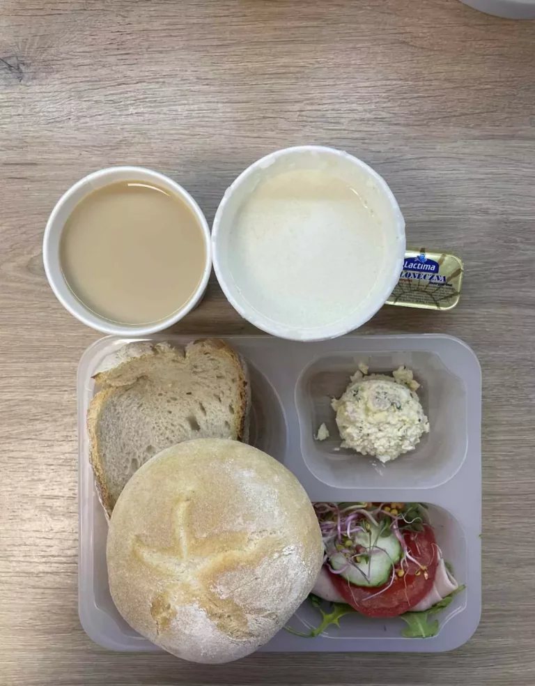 Śniadanie: dieta podstawowa (Chorzów, Sosnowiec) 
Zupa mleczna z kaszą orkiszową – kawa zbożowa – chleb śląski – kajzerka – margaryna – pasta jajeczna z koperkiem – szynka rzeźnika – pomidor – sałata – kiełki – ogórek 
A: GLU, JAJ, SOJ, MLE, SEL, GOR 
