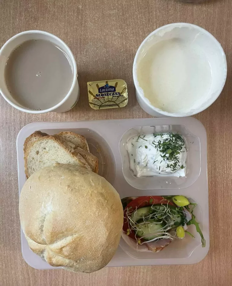 Śniadanie: dieta podstawowa (Chorzów, Sosnowiec)
Zupa mleczna z brązowym ryżem – kawa zbożowa – chleb śląski – kajzerka – margaryna – pasta z twarogu z rzodkiewką – łopatka konserwowa – pomidor – ogórek – sałata - kiełki
A: GLU, SOJ, MLE, SEL, GOR 
