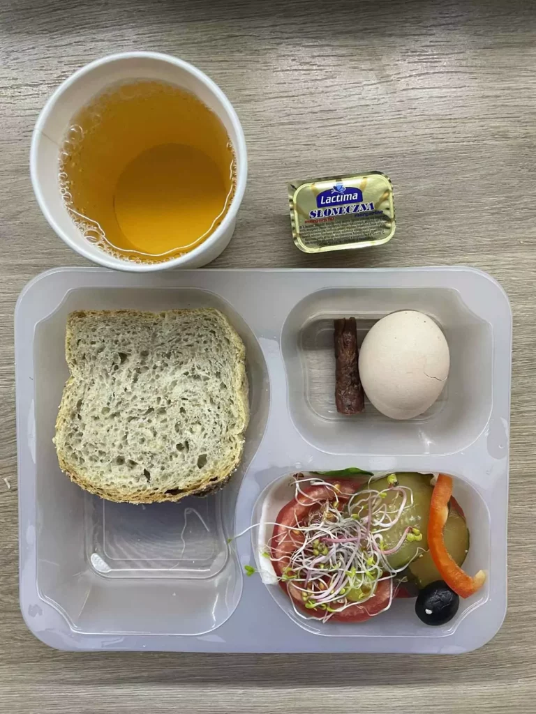 Kolacja: dieta z ograniczeniem łatwoprzyswajalnych węglowodanów (Chorzów, Sosnowiec) 
herbata - chleb graham - margaryna –  jaja gotowane – szynka biała – pomidor – papryka – oliwki – ogórek kiszony – kiełki 
A: GLU, JAJ, SOJ, MLE, SEL, GOR 
