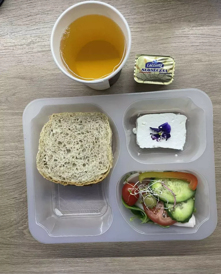 Kolacja: dieta z ograniczeniem łatwoprzyswajalnych węglowodanów (Chorzów, Sosnowiec) 
herbata - chleb graham – margaryna – łopatka konserwowa – twaróg krajanka – ogórek -pomidor – sałata – ogórek – papryka – kiełki 
A: GULU, SOJ, MLE, SEL, GOR 
