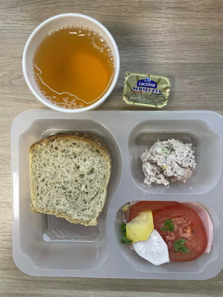 Kolacja: dieta z ograniczeniem łatwoprzyswajalnych węglowodanów (Chorzów, Sosnowiec) 
herbata - chleb graham - margaryna –  pasta z kurczaka – szynka biała – ogórek – pomidor – papryka – rzodkiewka – sałata 
A: GLU, SOJ, MLE, SEL, GOR 
