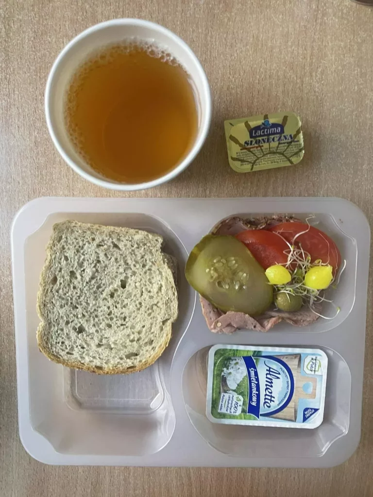 Kolacja: dieta z ograniczeniem łatwoprzyswajalnych węglowodanów (Chorzów, Sosnowiec) 
herbata - chleb graham – margaryna – polędwica sopocka – serek Hochland mini – pomidor – ogórek kiszony – kiełki 
A: GLU, SOJ, MLE, SEL 
