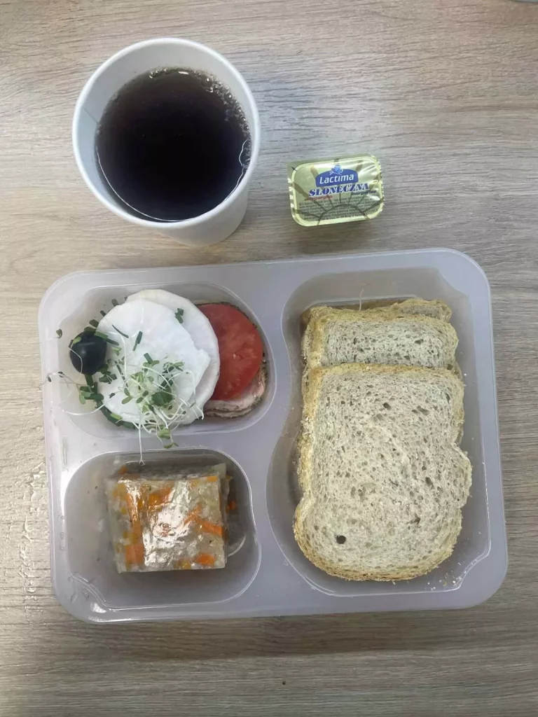 Kolacja: dieta z ograniczeniem łatwoprzyswajalnych węglowodanów (Chorzów, Sosnowiec) 
herbata - chleb graham – margaryna – szynka biała – jajko w galarecie z warzywami – pomidor-  rzodkiewka – kiełki – szczypiorek – oliwki
A: GLU, JAJ, SOJ, MLE, SEL, GOR 
