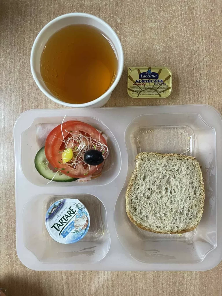 Kolacja: dieta z ograniczeniem łatwoprzyswajalnych węglowodanów (Chorzów, Sosnowiec) 
herbata - chleb graham – margaryna –  serek śmietankowa łąka – polędwica sopocka – pomidor – kiełki – sałata – ogórek – oliwki 
A: GLU, SOJ, MLE, SEL 
