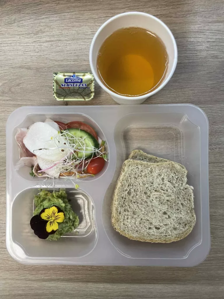 Kolacja: dieta z ograniczeniem łatwoprzyswajalnych węglowodanów (Chorzów, Sosnowiec) 
herbata - chleb graham – margaryna –  szynka rzeźnika – pasta z brokułu – ogórek – pomidor – kiełki – rzodkiewka – sałata 
A: GLU, SOJ, MLE, SEL 
