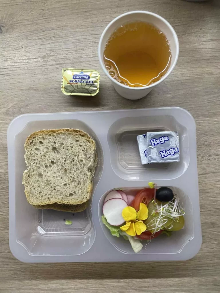 Kolacja: dieta z ograniczeniem łatwoprzyswajalnych węglowodanów (Chorzów, Sosnowiec)
herbata - chleb graham – margaryna – serek Kiri – szynka konserwowa – pomidor – ogórek – ogórek kiszony – rzodkiewka – kiełki – oliwki 
A: GLU, SOJ, MLE, SEL, GOR 
