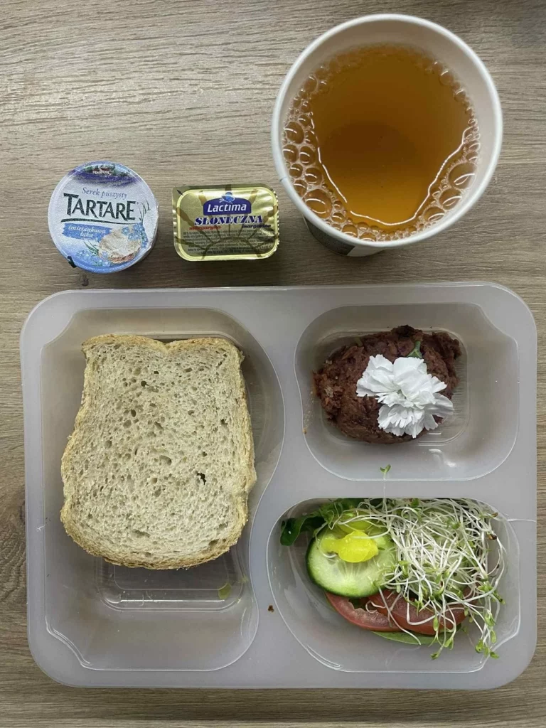 Kolacja: dieta z ograniczeniem łatwoprzyswajalnych węglowodanów (Chorzów, Sosnowiec) herbata - chleb graham – margaryna – pasta z czerwonej fasolki – serek śmietankowa łąka – pomidor – ogórek – kiełki – sałata 
A: GLU, MLE 
