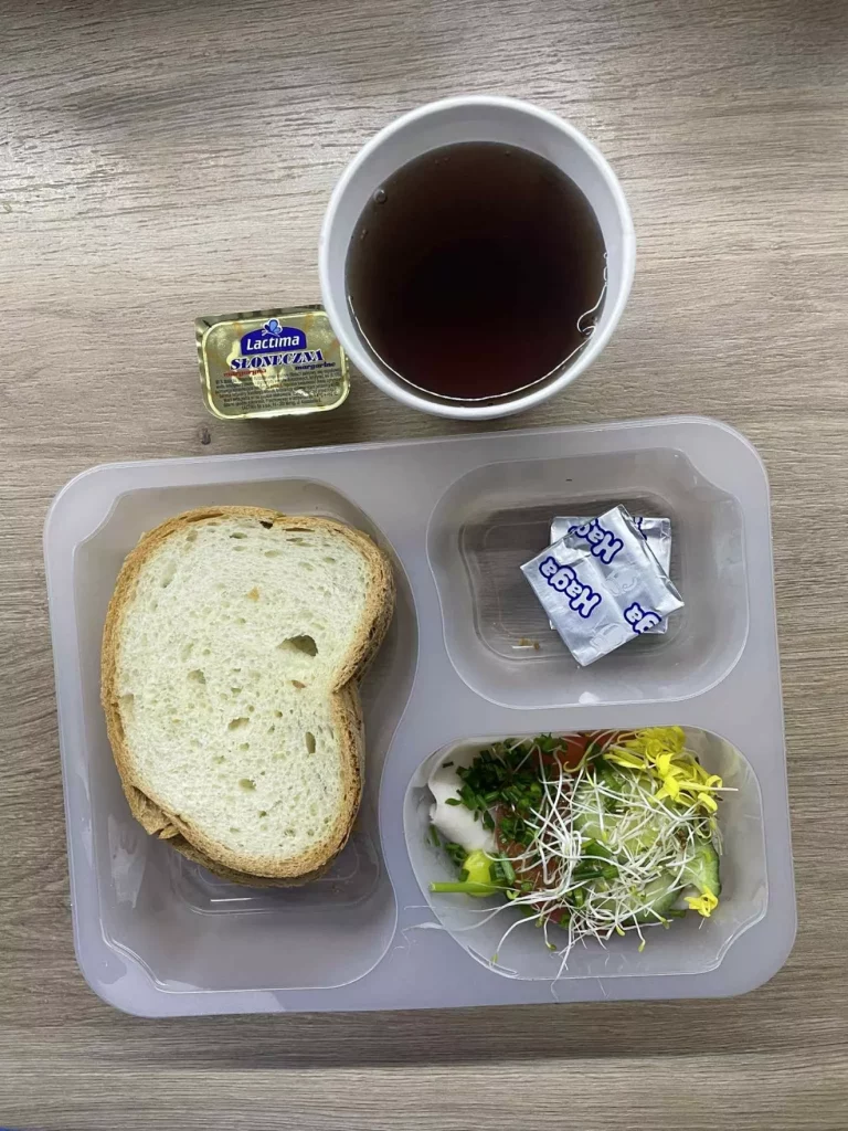Kolacja: dieta podstawowa (Chorzów, Sosnowiec) 
Herbata - chleb śląski –  margaryna  - serek Kiri – szynka biała – pomidor – ogórek – sałata – kiełki – szczypiorek – kwiaty jadalne
A: GLU, SOJ, MLE, SEL, GOR 
