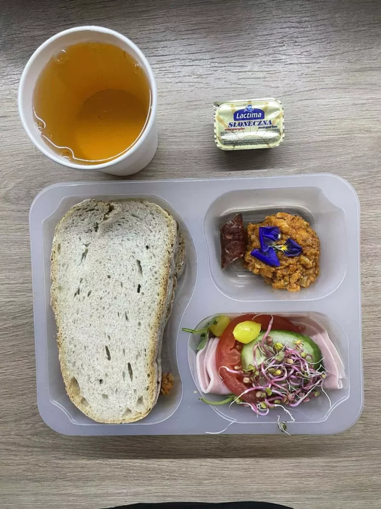 Kolacja: dieta podstawowa (Chorzów, Sosnowiec) 
Herbata - chleb śląski –  margaryna –  paprykarz – szynkowa dębowa – pomidor – ogórek – kiełki – sałata
A: GLU, MLE, RYB 
