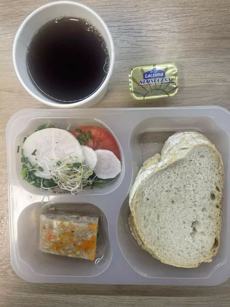 Kolacja: dieta podstawowa (Chorzów, Sosnowiec)
Herbata – chleb śląski –  szynka biała – jajko w galarecie z warzywami – pomidor – rzodkiewka – kiełki – szczypiorek – oliwki 
A: GLU, JAJ, SOJ, MLE, SEL, GOR 
