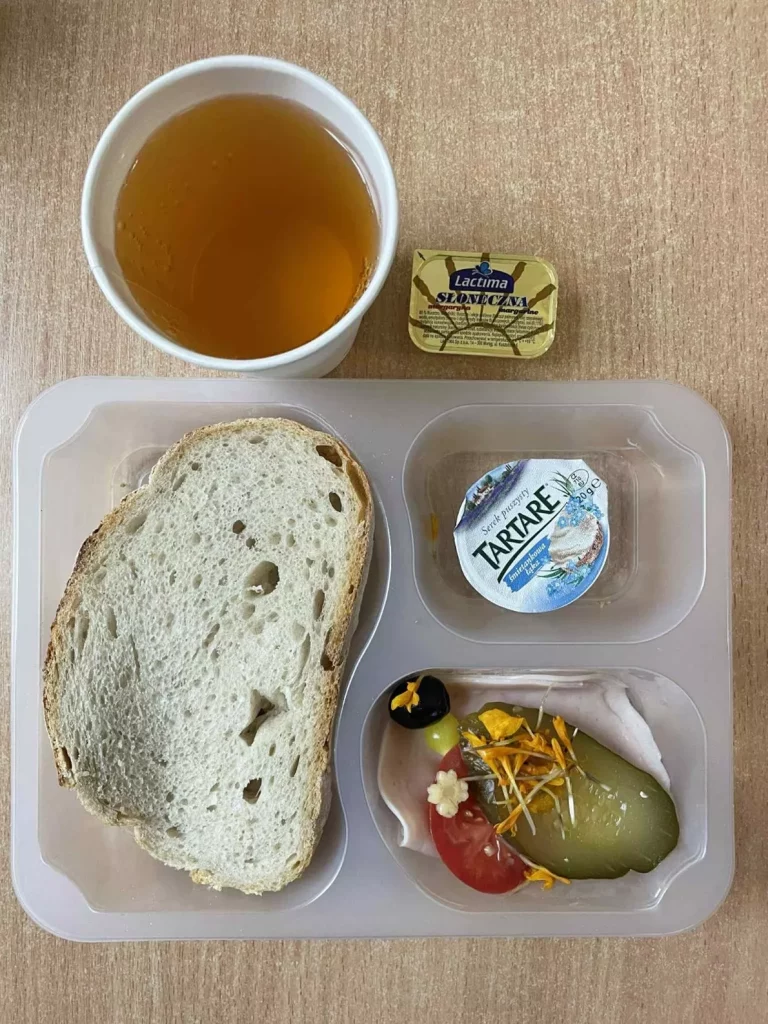 Kolacja: dieta podstawowa (Chorzów, Sosnowiec) 
Herbata – chleb śląski – serek śmietankowa łąka – polędwica sopocka – pomidor – ogórek – ogórek kiszony – sałata – kiełki – oliwki 
A: GLU, SOJ, MLE, SEL 
