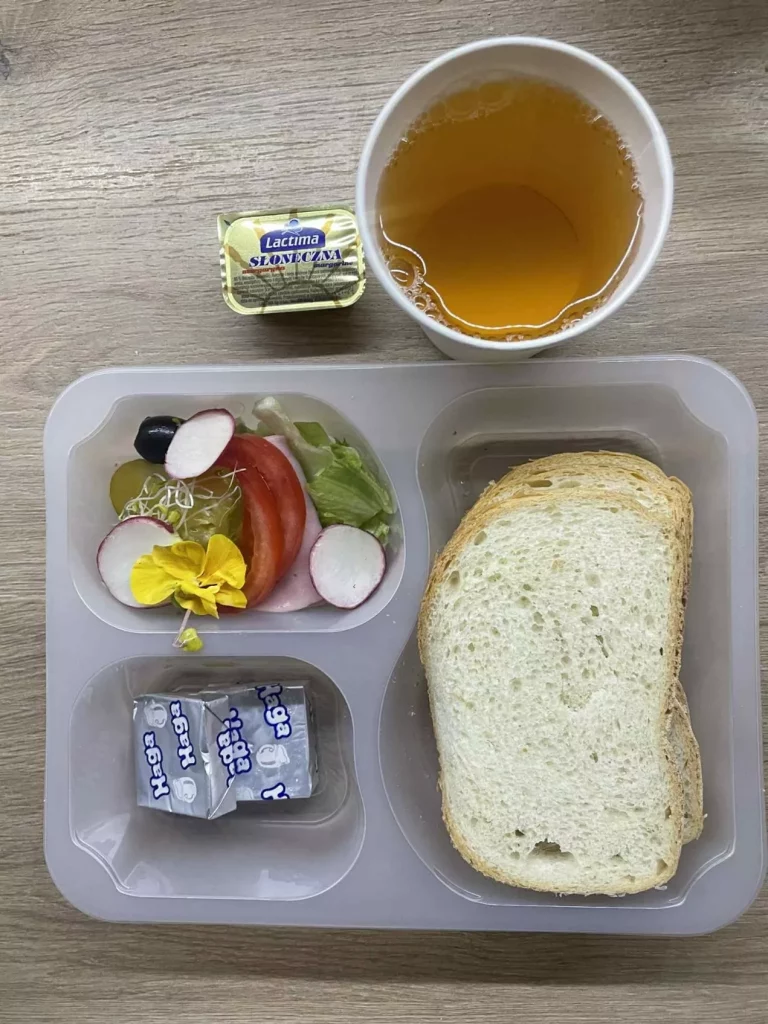 Kolacja: dieta podstawowa (Chorzów, Sosnowiec)
Herbata – chleb śląski – margaryna –  serek Kiri – szynka konserwowa – pomidor – oliwki – ogórek kiszony – kiełki – ogórek 
A: GLU, SOJ, MLE, SEL, GOR 
