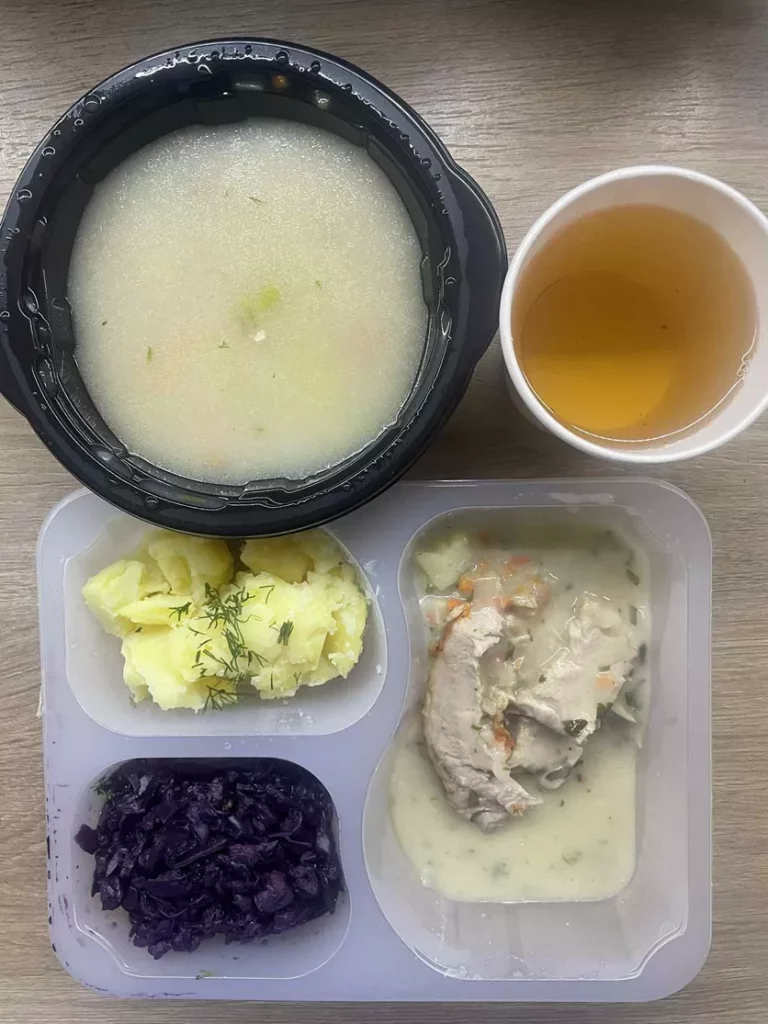 Obiad: dieta z ograniczeniem łatwoprzyswajalnych węglowodanów (Chorzów, Sosnowiec) 
Zupa koperkowa z brązowym ryżem – roladka drobiowa duszona – czerwona kapusta na ciepło – ziemniaki – kompot
A: GLU, MLE, SEL 
