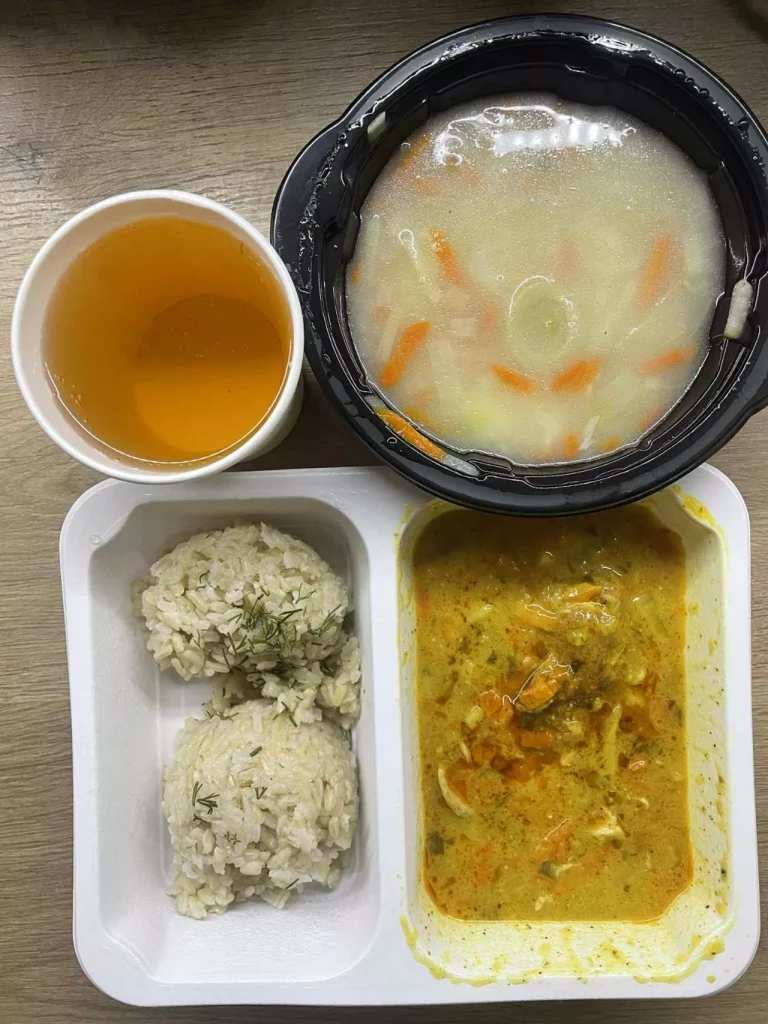 Obiad: dieta z ograniczeniem łatwoprzyswajalnych węglowodanów (Chorzów, Sosnowiec) 
Zupa z soczewicą czerwoną – gyros drobiowy – ryż brązowy – kompot
A: GLU, JAJ, MLE, SEL, GOR 
