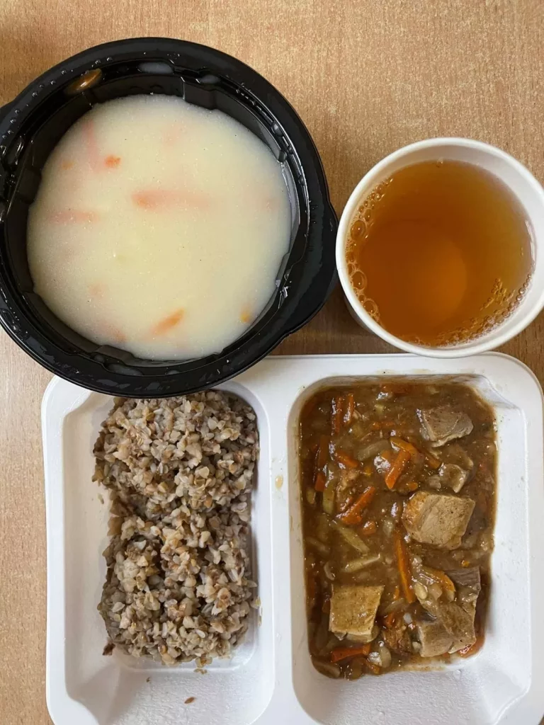 Obiad: dieta z ograniczeniem łatwoprzyswajalnych węglowodanów (Chorzów, Sosnowiec) 
Zupa selerowa z ziemniakami – gulasz z szynki wieprzowej z warzywami – kasza gryczana – kompot
A: GLU, MLE, SEL 
