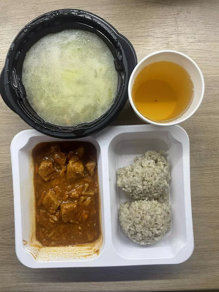 Obiad: dieta podstawowa (Chorzów, Sosnowiec) 
Zupa ogórkowa z ziemniakami – gulasz z szynki z warzywami – kasza jęczmienna – kompot
A: GLU, MLE, SEL 
