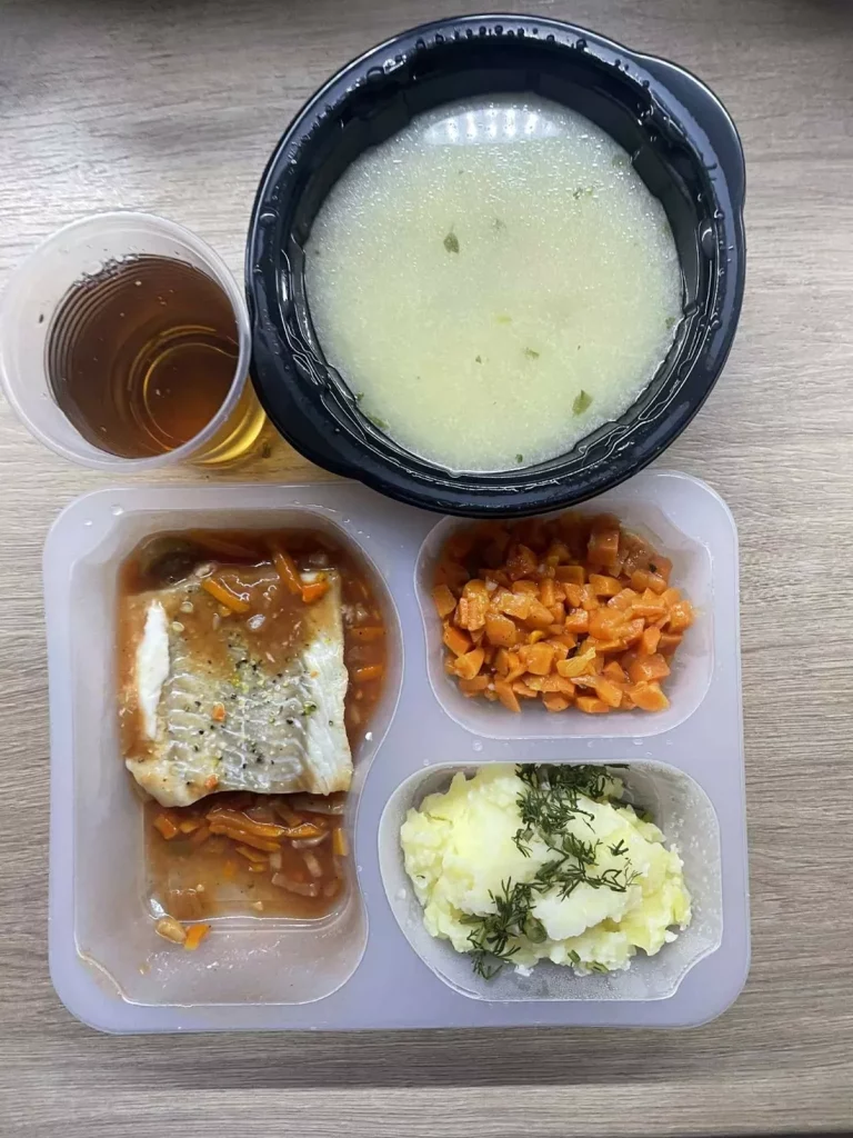 Obiad: dieta podstawowa (Chorzów, Sosnowiec) 
Zupa jarzynowa z makaronem pełnoziarnistym – ryba pieczona – sos grecki – brokuły gotowane – ziemniaki – kompot
A: GLU, MLE, SEL 
