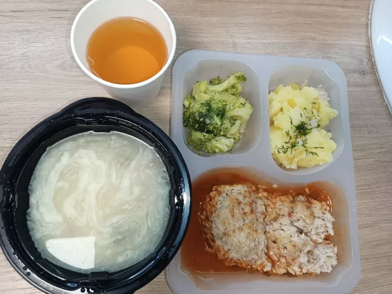 Obiad: Dieta podstawowa (Chorzów, Sosnowiec) 
Zupa selerowa z makaronem pełnoziarnistym – gołąbki bez zawijania w sosie pomidorowym – brokuły gotowane – ziemniaki – kompot
A: GLU, JAJ, MLE, SEL 
