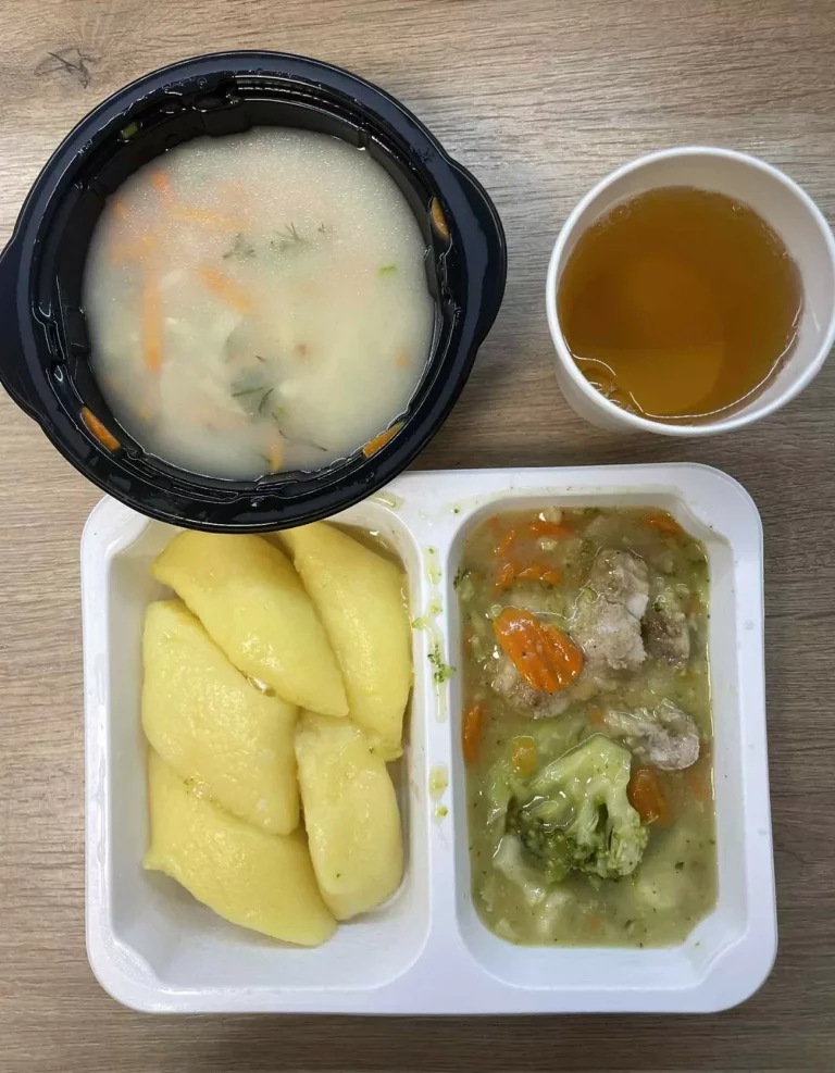 Obiad: dieta podstawowa (Chorzów, Sosnowiec) 
Zupa koperkowa z brązowym ryżem – potrawka mięsno-warzywna – kopytka – kompot
A: GLU, JAJ, MLE, SEL 
