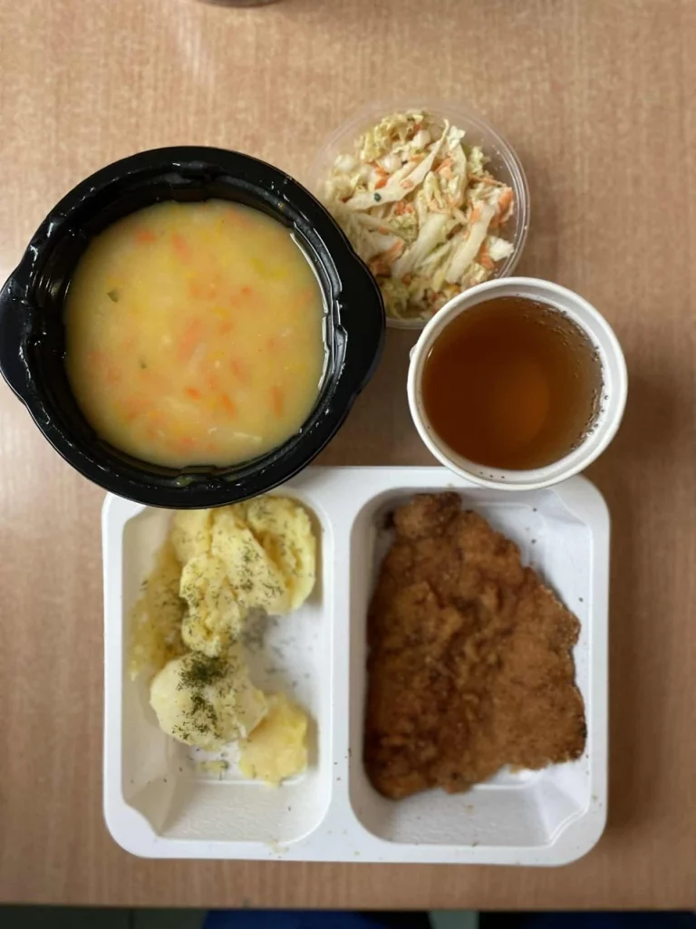 Obiad: dieta podstawowa (Chorzów, Sosnowiec) 
Zupa dyniowa z kaszą pęczak – kotlet schabowy, pieczony – surówka z kapusty pekińskiej i marchewki – ziemniaki – kompot
A: GLU, JAJ 
 Obiad: dieta podstawowa (Chorzów, Sosnowiec) 
Zupa dyniowa z kaszą pęczak – kotlet schabowy, pieczony – surówka z kapusty pekińskiej i marchewki – ziemniaki – kompot
A: GLU, JAJ