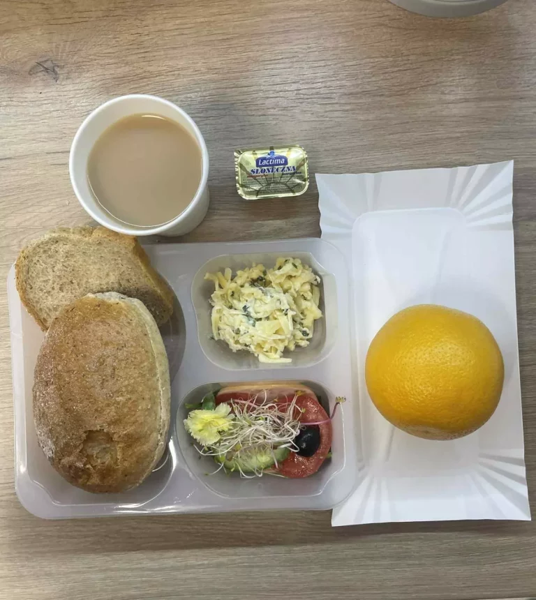 Śniadanie (Sosnowiec, Chorzów): dieta z ograniczeniem łatwoprzyswajalnych węglowodanów

kawa zbożowa - chleb graham – margaryna  - grahamka – pasta serowa ze szczypiorkiem – polędwica sopocka – rzodkiewka – sałata – pomidor – kiełki – oliwki – ogórek - pomarańcza
A: GLU, SOJ, MLE, SEL 
