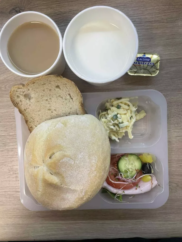 Śniadanie (Sosnowiec, Chorzów): dieta podstawowa 

Zupa mleczna z kaszą manną – kawa zbożowa – chleb śląski – kajzerka – margaryna – pasta serowa ze szczypiorkiem – polędwica sopocka – sałata – rzodkiewka – ogórek – oliwki – kiełki – pomidor 
A: GLU, SOJ, MLE, SEL 
