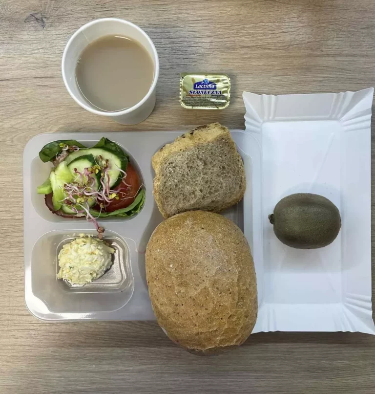 Śniadanie: dieta z ograniczeniem łatwoprzyswajalnych węglowodanów (Chorzów, Sosnowiec) 
kawa zbożowa - chleb graham – margaryna –  grahamka – pasta jajeczna z koperkiem – konserwowa wieprzowa – pomidor – sałata – ogórek – sałata – kiełki – kiwi 
A: GLU, SOJ, MLE, SEL, GOR 
