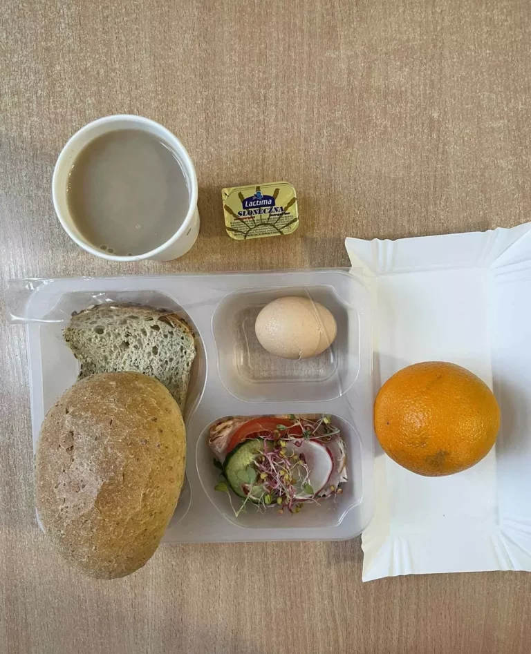 Śniadanie: dieta z ograniczeniem łatwoprzyswajalnych węglowodanów (Chorzów, Sosnowiec) 
kawa zbożowa - chleb graham – grahamka – margaryna – jaja gotowane – łopatka konserwowa – ogórek – sałata – pomidor – kiełki – rzodkiewka - pomarańcz
A: GLU, SOJ, MLE, SEL, GOR 
