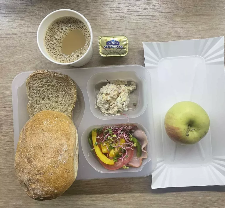 Śniadanie: dieta z ograniczeniem łatwoprzyswajalnych węglowodanów (Chorzów, Sosnowiec)
kawa zbożowa - chleb graham – grahamka – margaryna – pasta jajeczna z koperkiem – szynka rzeźnika – pomidor – sałata – papryka – ogórek – sałata – kiełki - jabłko
A: GLU, JAJ, SOJ, MLE, SEL, GOR 
