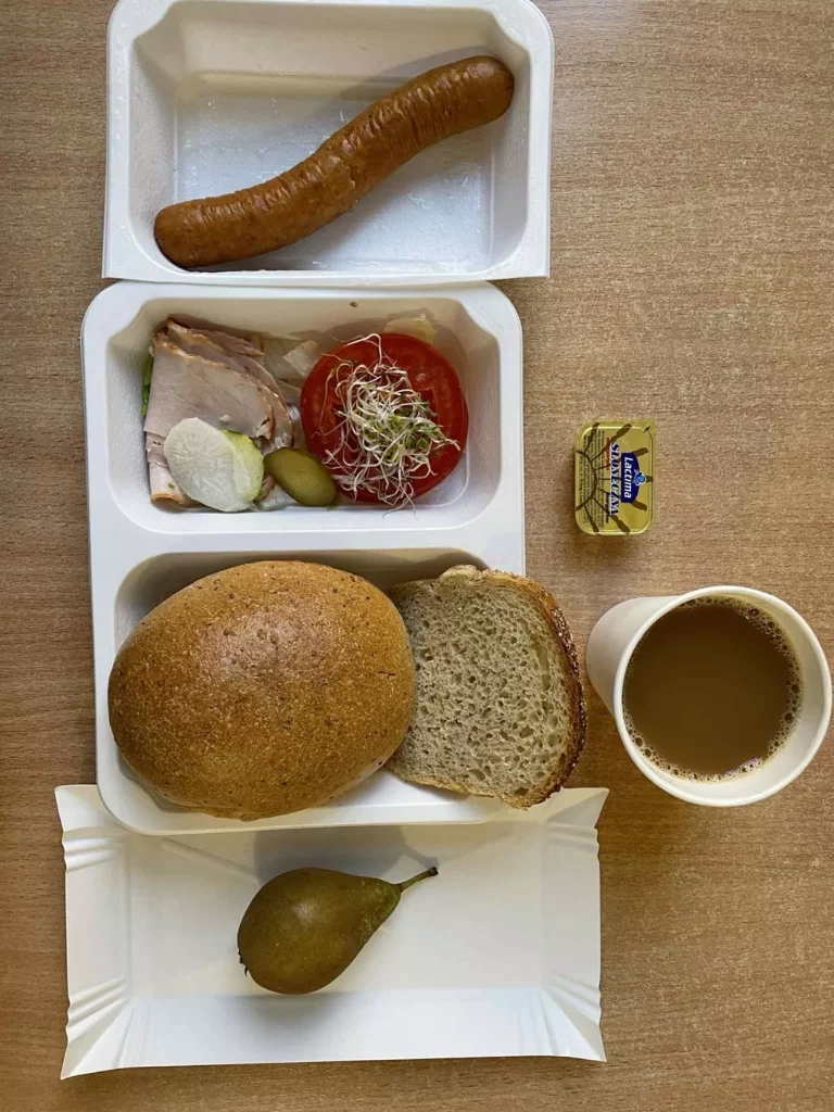 Śniadanie: dieta z ograniczeniem łatwoprzyswajalnych węglowodanów (Chorzów, Sosnowiec) 
kawa zbożowa - chleb graham – grahamka – margaryna – parówki z szynki – szynka biała – ogórek – sałata – pomidor – ogórek kiszony – kiełki – rzodkiewka gruszka
A: GLU, SOJ, MLE, SEL, GOR 
