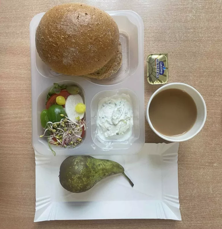 Śniadanie: dieta z ograniczeniem łatwoprzyswajalnych węglowodanów (Chorzów, Sosnowiec) 
kawa zbożowa - chleb graham – grahamka – margaryna – pasta z twarogu z rzodkiewką – łopatka konserwowa – pomidor – kiełki kalarepy – rzodkiewka – ogórek – oliwki – papryka - gruszka
A: GLU, SOJ, MLE, SEL, GOR 
