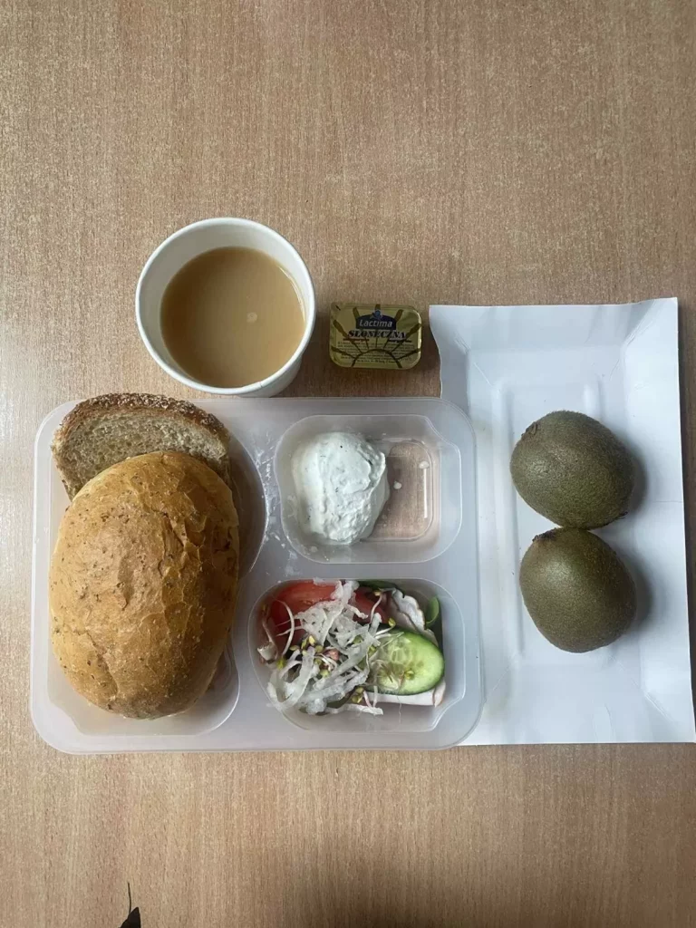 Śniadanie: dieta z ograniczeniem łatwoprzyswajalnych węglowodanów (Chorzów, Sosnowiec) 
kawa zbożowa - chleb graham – margaryna  - pasta z twarogu z ogórkiem zielonym – łopatka konserwowa – pomidor – sałata – ogórek – ogórek kiszony – rzodkiewka – kiełki – kiwi 
A: GLU, SOJ, MLE, SEL, GOR 
