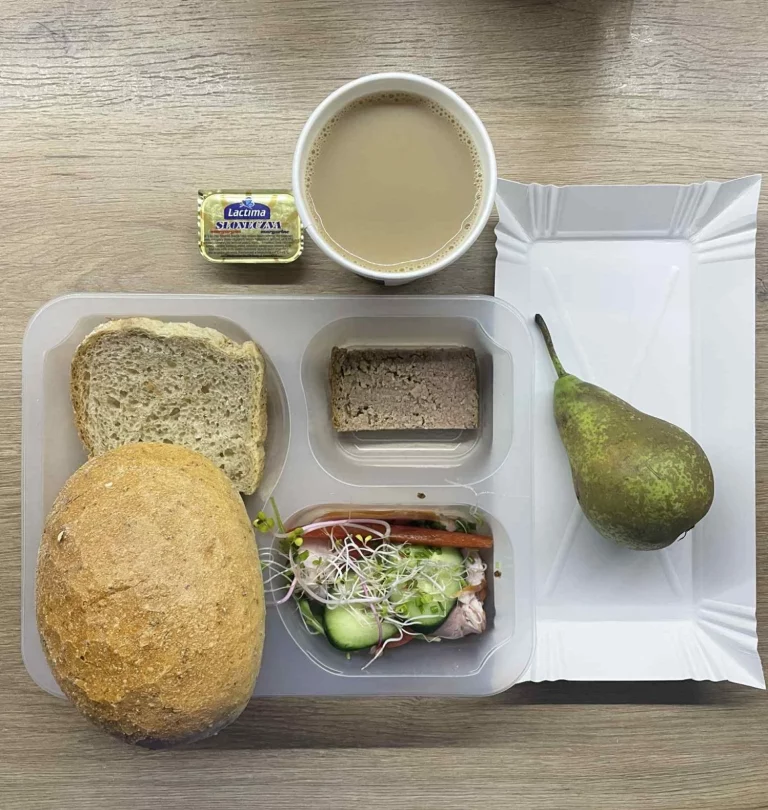 Śniadanie: dieta z ograniczeniem łatwoprzyswajalnych węglowodanów (Chorzów, Sosnowiec) kawa zbożowa - chleb graham – grahamka – margaryna – pasztet z kurczaka pieczony – szynka biała – ogórek -  kiełki – pomidor – papryka – sałata - gruszka
A: GLU, JAJ, SOJ, MLE, SEL, GOR 
 Śniadanie: dieta z ograniczeniem łatwoprzyswajalnych węglowodanów (Chorzów, Sosnowiec) kawa zbożowa - chleb graham – grahamka – margaryna – pasztet z kurczaka pieczony – szynka biała – ogórek -  kiełki – pomidor – papryka – sałata - gruszka
A: GLU, JAJ, SOJ, MLE, SEL, GOR
