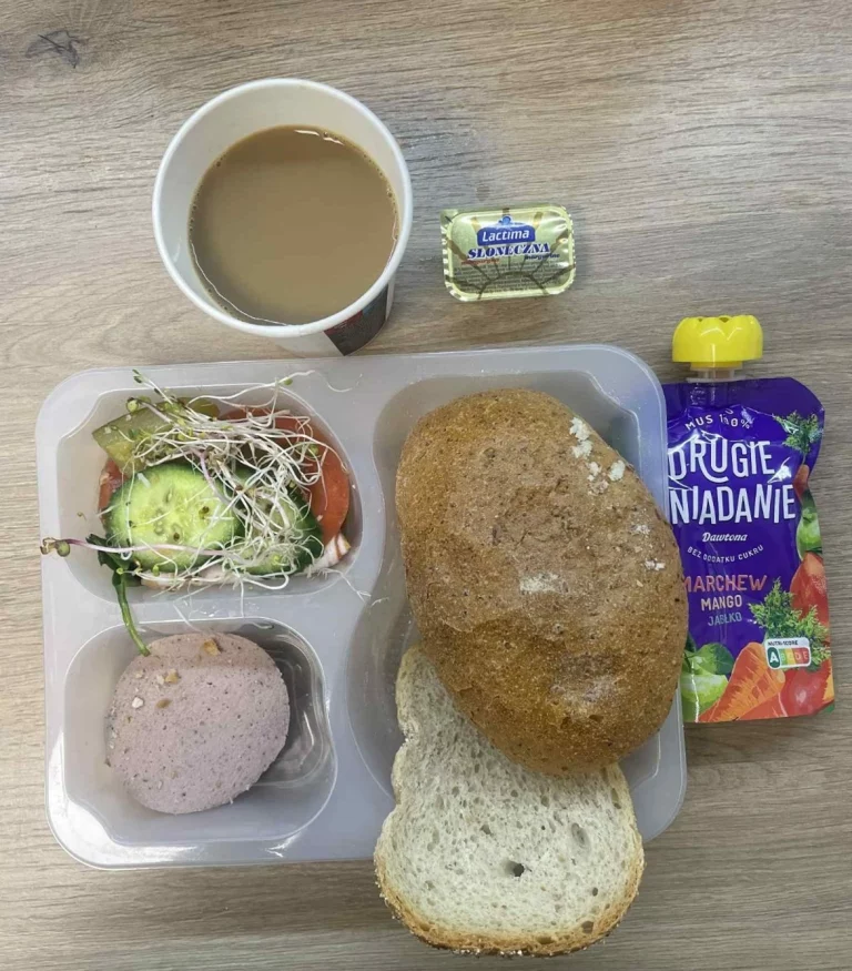 Śniadanie (Sosnowiec, Chorzów): dieta z ograniczeniem łatwoprzyswajalnych węglowodanów kawa zbożowa - chleb graham – grahamka – margaryna – pasztet z kurczaka pieczony – szynka biała – ogórek – kiełki – pomidor – ogórek kiszony – mus owocowy 
A: GLU, JAJ, SOJ, MLE, SEL, GOR 
