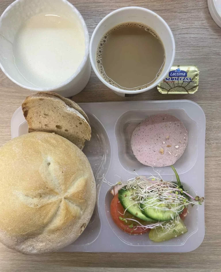 Śniadanie (Sosnowiec, Chorzów): dieta podstawowa Zupa mleczna z kaszą orkiszową – kawa zbożowa – chleb śląski – kajzerka – margaryna – pasztet z kurczaka – szynka biała – ogórek – ogórek kiszony – pomidor – sałata – kiełki 
A: GLU, JAJ, SOJ, MLE, SEL, GOR 
