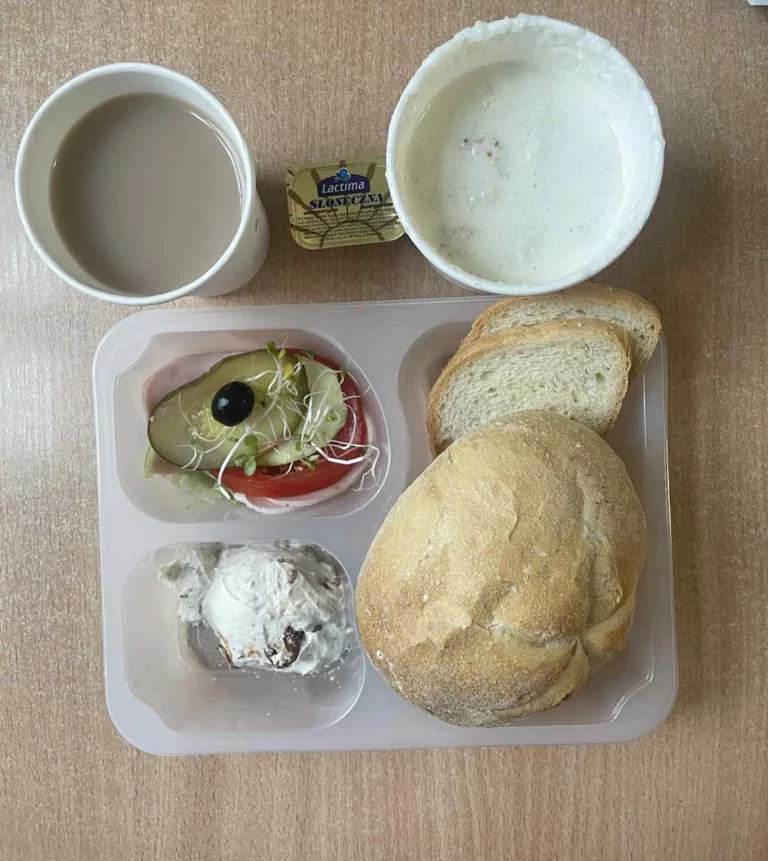 Śniadanie: dieta podstawowa (Chorzów, Sosnowiec) 
Zupa mleczna z brązowym ryżem – kawa zbożowa – chleb śląski – kajzerka – margaryna -  pasta z twarogu z suszonymi pomidorami – szynkowa dębowa – ogórek – sałata – ogórek kiszony – pomidor – kiełki 
A: GLU, MLE 
 Śniadanie: dieta podstawowa (Chorzów, Sosnowiec) 
Zupa mleczna z brązowym ryżem – kawa zbożowa – chleb śląski – kajzerka – margaryna -  pasta z twarogu z suszonymi pomidorami – szynkowa dębowa – ogórek – sałata – ogórek kiszony – pomidor – kiełki 
A: GLU, MLE