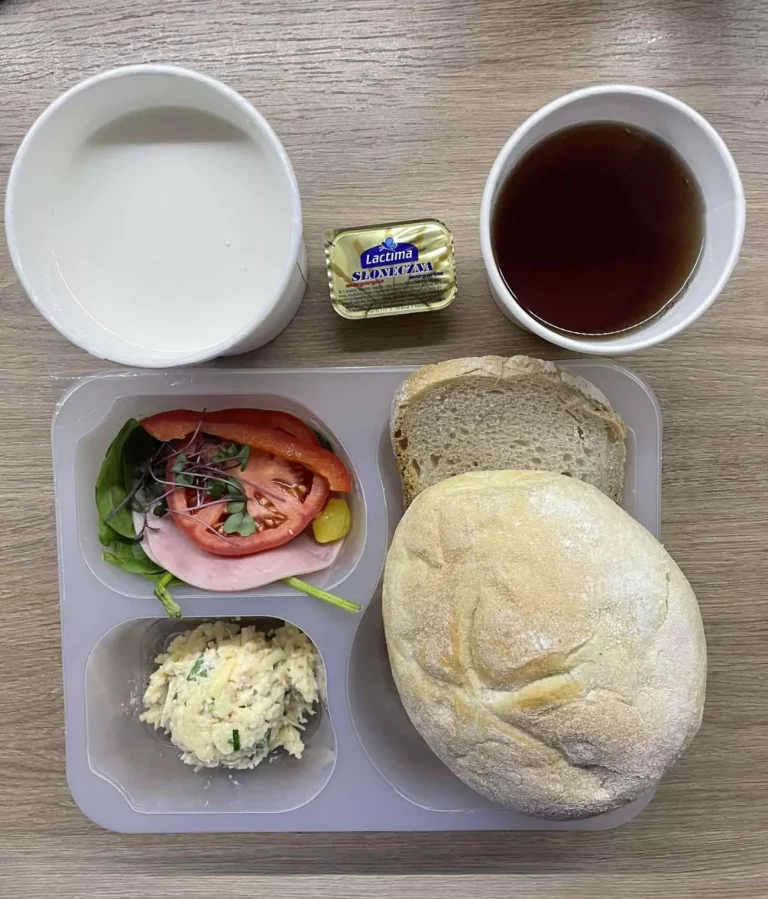 Śniadanie: dieta podstawowa (Chorzów, Sosnowiec) 
Zupa mleczna z kaszą manną – kawa zbożowa – chleb śląski – kajzerka – margaryna – pasta serowa ze szczypiorkiem – polędwica sopocka – rzodkiewka – sałata – pomidor – papryka – kiełki – sałata 
A: GLU, SOJ, MLE, SEL 
