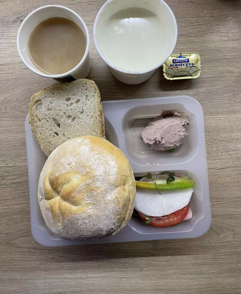 Śniadanie: dieta podstawowa (Chorzów, Sosnowiec) 
Zupa mleczna z płatkami gryczanymi – kawa zbożowa – chleb śląski – kajzerka – margaryna – pasztet z kurczaka – szynka biała – papryka – sałata – pomidor – rzepa 
A: GLU, JAJ, SOJ, MLE, SEL, GOR 
