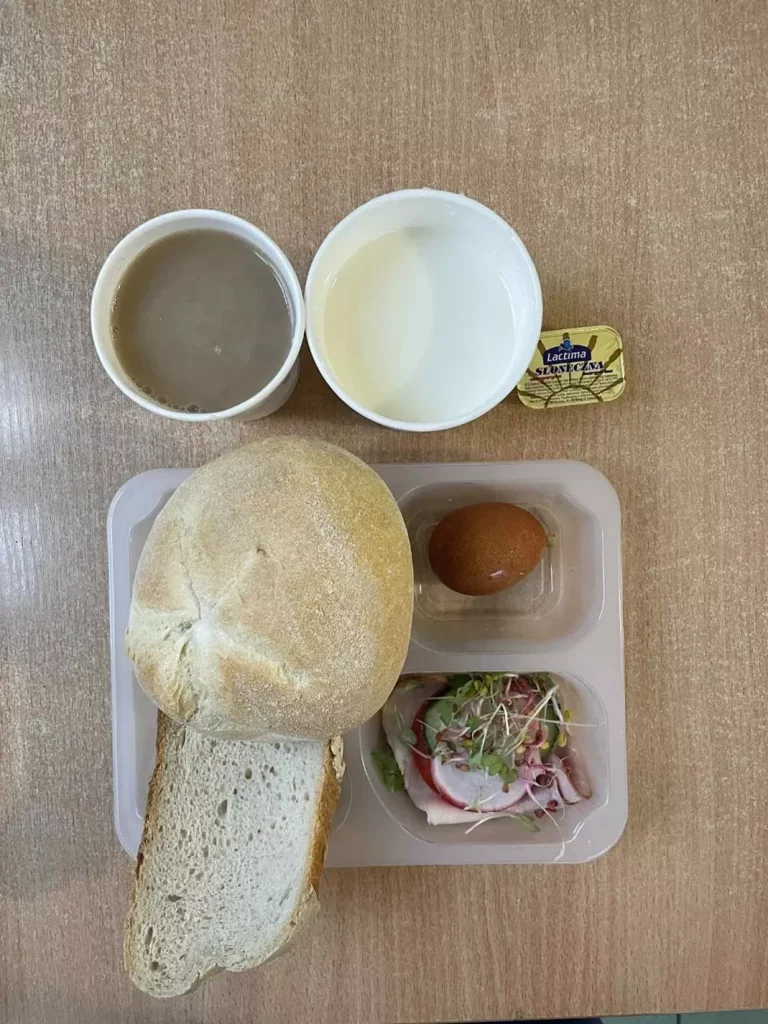 Śniadanie: dieta podstawowa (Chorzów, Sosnowiec)
Zupa mleczna z brązowym ryżem – kawa zbożowa – chleb śląski – kajzerka – margaryna – jaja gotowane – łopatka konserwowa – ogórek – sałata – pomidor – kiełki – rzodkiewka
A: GLU, JAJ, SOJ, MLE, SEL, GOR
Śniadanie: dieta podstawowa (Chorzów, Sosnowiec)
Zupa mleczna z brązowym ryżem – kawa zbożowa – chleb śląski – kajzerka – margaryna – jaja gotowane – łopatka konserwowa – ogórek – sałata – pomidor – kiełki – rzodkiewka
A: GLU, JAJ, SOJ, MLE, SEL, GOR