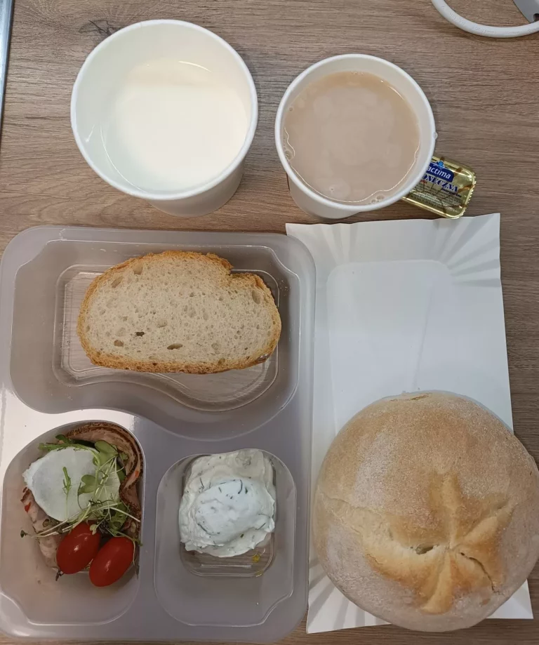 Śniadanie: dieta podstawowa (Chorzów, Sosnowiec) 
Zupa mleczna z kaszą manną – kawa zbożowa – chleb śląski – kajzerka – margaryna – pasta z twarogu z ogórkiem zielonym – polędwica sopocka – rzodkiewka – sałata-pomidor
A: GLU, SOJ, MLE,S EL 
