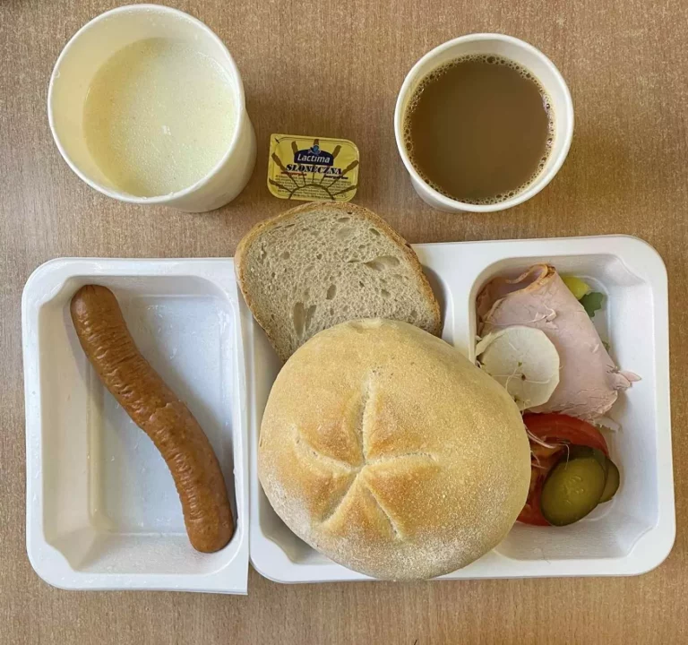 Śniadanie: dieta podstawowa (Chorzów, Sosnowiec) 
Zupa mleczna z płatkami owsianymi – kawa zbożowa – chleb śląski – kajzerka – margaryna – parówki z szynki – szynka biała – ogórek – sałata – pomidor – kiełki – rzodkiewka 
A: GLU, SOJ, MLE, SEL, GOR 
