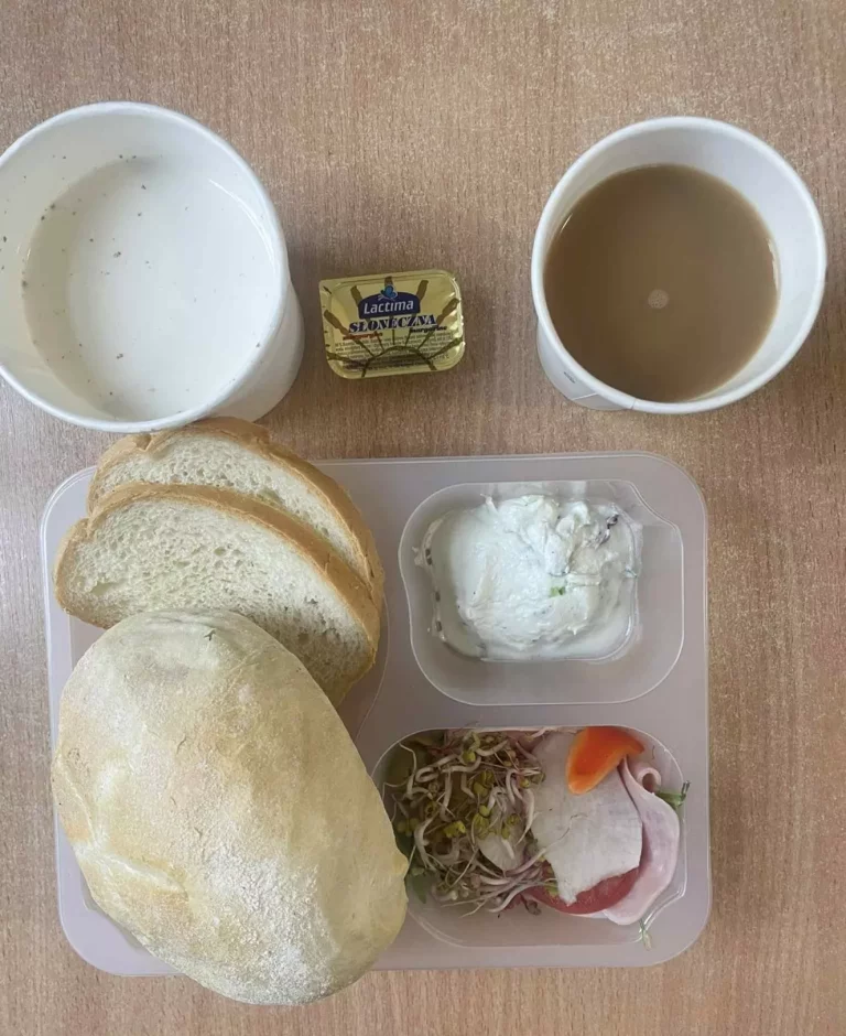 Śniadanie: dieta podstawowa (Chorzów, Sosnowiec) 
Zupa mleczna z brązowym ryżem – kawa zbożowa – chleb śląski – kajzerka – pasta z twarogu z rzodkiewką – łopatka konserwowa – pomidor – ogórek – papryka – rzodkiewka – oliwki -  kiełki kalarepy
A: GLU, SOJ, MLE, SEL, GOR 
