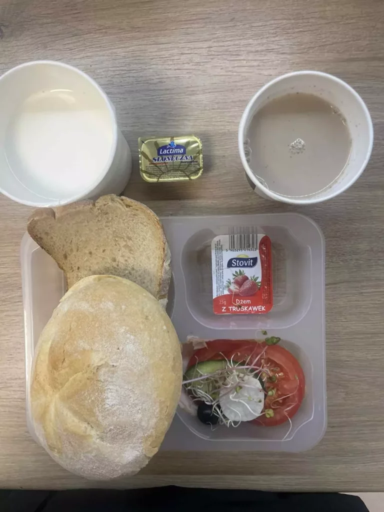 Śniadanie: dieta podstawowa (Chorzów, Sosnowiec) 
Zupa mleczna z płatkami gryczanymi – kawa zbożowa – chleb śląski – kajzerka – margaryna – dżem owocowy, niskosłodzony – szynka rzeźnika – pomidor – sałata – ogórek – rzodkiewka – kiełki 
A: GLU, SOJ, MLE, SEL 
