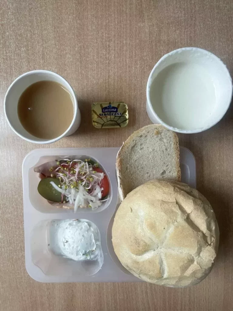 Śniadanie: dieta podstawowa (Chorzów, Sosnowiec) 
Zupa mleczna z brązowym ryżem – kawa zbożowa – chleb śląski – kajzerka – pasta z twarogu z zielonym ogórkiem – łopatka konserwowa – pomidor – sałata – ogórek – ogórek kiszony – rzodkiewka – kiełki 
A: GLU, SOJ, MLE, SEL, GOR  
