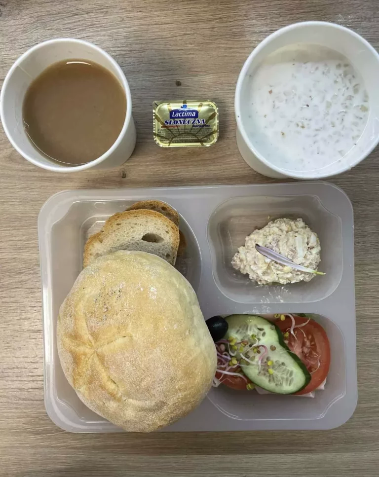 Śniadanie: dieta podstawowa (Chorzów, Sosnowiec) 
Zupa mleczna z płatkami gryczanymi – kawa zbożowa – chleb śląski – kajzerka – pasta jajeczna – polędwica sopocka – pomidor – sałata – ogórek – kiełki – oliwki 
A: GLU, JAJ, SOJ, MLE, SEL, GOR 
