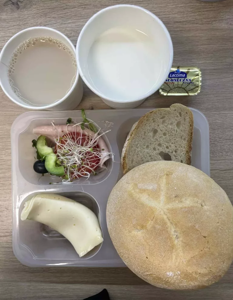 Śniadanie: dieta podstawowa (Chorzów, Sosnowiec) 
Zupa mleczna z kaszą orkiszową – kawa zbożowa – chleb śląski – kajzerka – margaryna – ser żółty – szynkowa z kurczakiem – ogórek – sałata – pomidor – kiełki – papryka – rzodkiewka 
A: GLU, SOJ, MLE, SEL, GOR 
