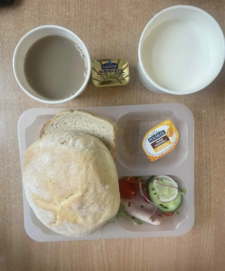Śniadanie: dieta podstawowa (Chorzów, Sosnowiec) 
Zupa mleczna z płatkami owsianymi – kawa zbożowa – chleb śląski – kajzerka – margaryna – polędwica sopocka – miód pszczeli – sałata – pomidor – ogórek – rzodkiewka – papryka – kiełki 
A: GLU, SOJ, MLE, SEL 
 Śniadanie: dieta podstawowa (Chorzów, Sosnowiec) 
Zupa mleczna z płatkami owsianymi – kawa zbożowa – chleb śląski – kajzerka – margaryna – polędwica sopocka – miód pszczeli – sałata – pomidor – ogórek – rzodkiewka – papryka – kiełki 
A: GLU, SOJ, MLE, SEL