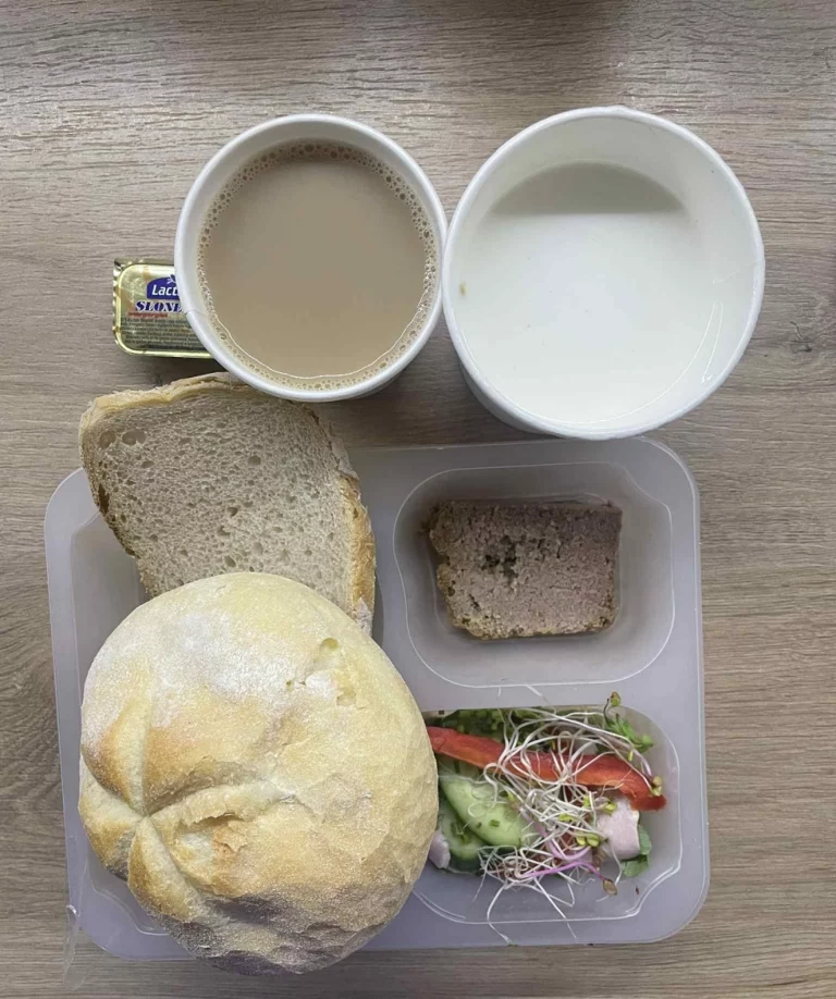 Śniadanie: dieta podstawowa (Chorzów, Sosnowiec) Zupa mleczna z kaszą orkiszową – kawa zbożowa – chleb śląski – kajzerka – margaryna – pasztet z kurczaka pieczony – szynka biała – ogórek – kiełki – pomidor- papryka – sałata 
A: GLU, JAJ, SOJ, MLE, SEL, GOR 
 Śniadanie: dieta podstawowa (Chorzów, Sosnowiec) Zupa mleczna z kaszą orkiszową – kawa zbożowa – chleb śląski – kajzerka – margaryna – pasztet z kurczaka pieczony – szynka biała – ogórek – kiełki – pomidor- papryka – sałata 
A: GLU, JAJ, SOJ, MLE, SEL, GOR